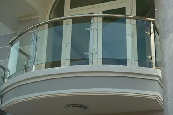 Lan can ban công kính đẹp