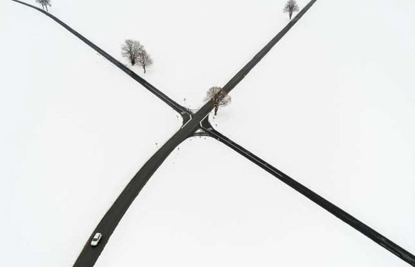 Bức ảnh chụp từ trên cao về "thành phố lạnh cóng" Sottens, Thụy Sỹ trong mùa tuyết rơi