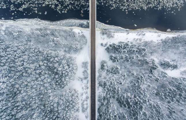 Tuyết phủ trắng xóa bên bờ sông Neman