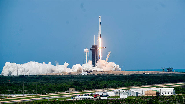 Tên lửa đẩy Falcon 9 rời bệ phóng