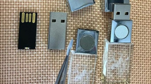Nội thất bên trong 5GbioShield không khác gì một USB thông thường giá 6USD. Ảnh: BBC.