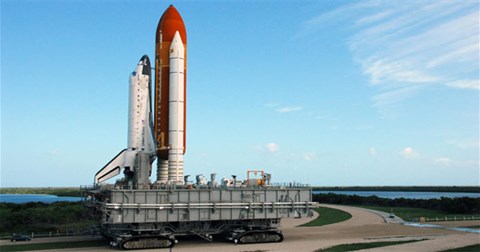 Cận cảnh cỗ máy vận chuyển tàu vũ trụ ‘siêu khủng’ của NASA