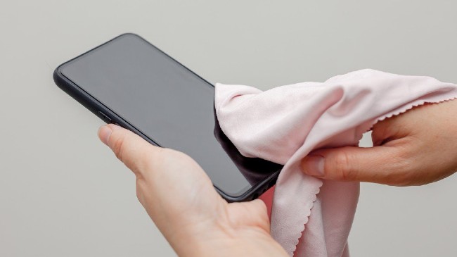 Theo các chuyên gia, lau chùi smartphone bằng dung dịch diệt khuẩn hoặc dung dịch chứa cồn trên 70 độ có thể tiêu diệt cả virus COVID-19