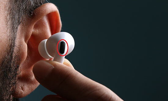 Tấm lưới đen tiếp xúc với tai 