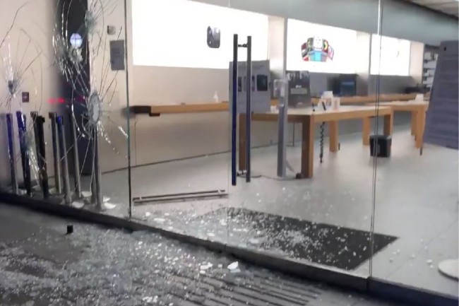 Apple Store trên khắp nước Mỹ bị kẻ xấu đập phá và cuỗm sạch đồ