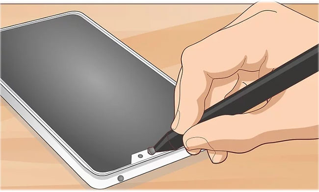 Lau sạch phần kính bên ngoài bằng bút vệ sinh lens