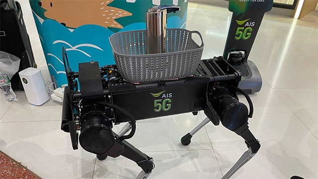 Chó robot mang theo nước rửa tay