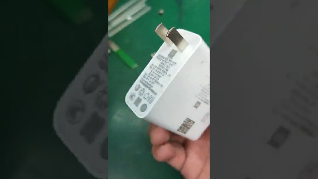 Củ sạc 120W của Xiaomi có kích thước khá lớn