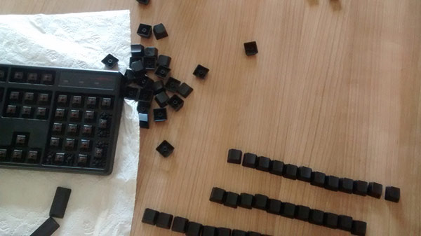 Filthykeyboard tiến hành lắp ghép các phần của bàn phím