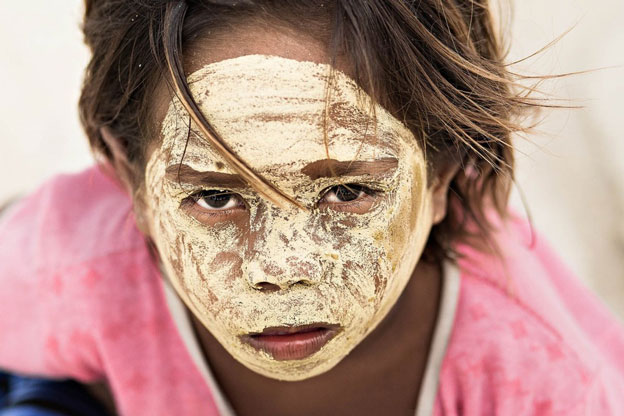 Để chống nắng, người dân nơi đây dùng bột nghệ Borak bôi lên mặt