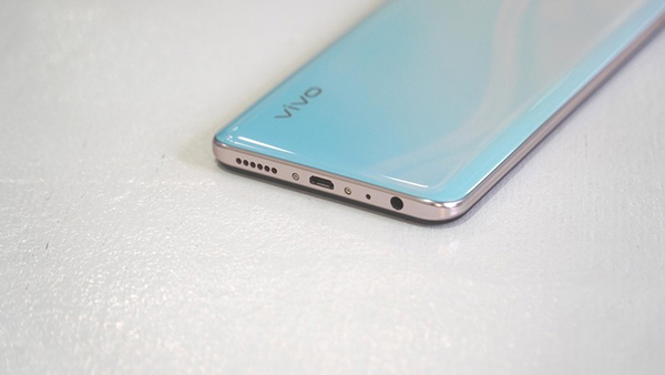 Loa và cổng kết nối trên Vivo V19