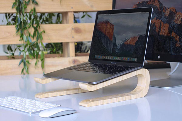 Laptop nên để ngang tầm với màn hình ngoài