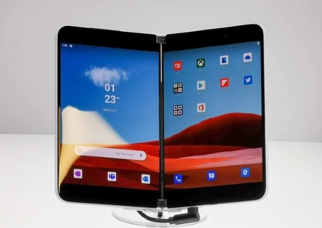 iPhone màn hình gập sẽ trông giống với chiếc Microsoft Surface Duo trong ảnh này?