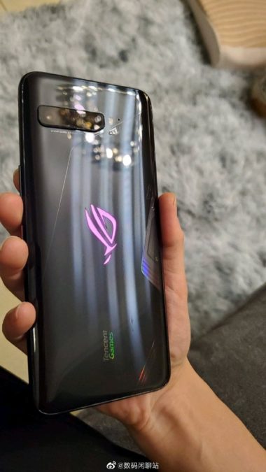 Mặt lưng của thiết bị được cho là Asus ROG Phone 3