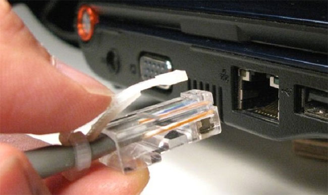Kết nối 1 đầu cáp với cổng Ethernet trên máy tính