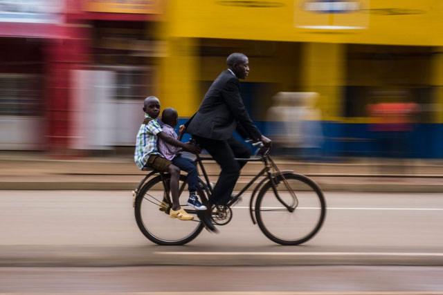 Tác phẩm ‘School Run, Rwanda’ của Benjamin Buckland (Thuỵ Sĩ), giải nhất hạng mục Nhiếp ảnh đường phố.