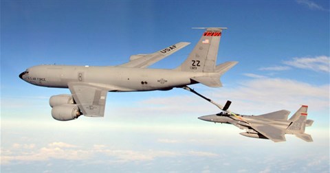 Cận cảnh quy trình máy bay chiến đấu nạp nhiên liệu trên không