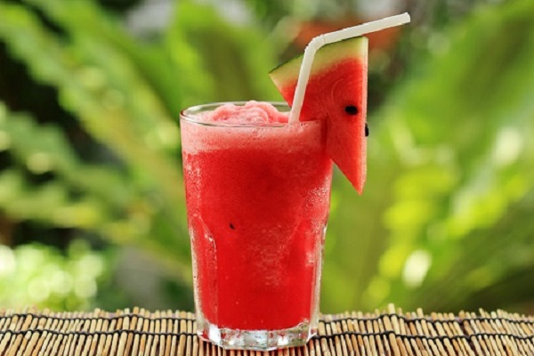 Nước ép dưa hấu với chanh là một món nước uống thanh nhiệt vào mùa hè