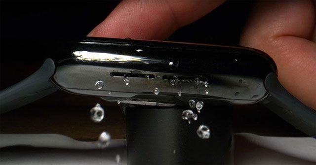 Apple Watch tự động đẩy nước từ bên trong