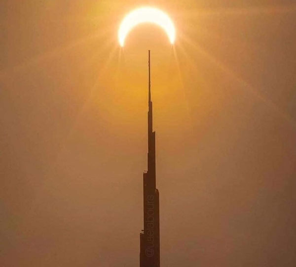 Khoảnh khắc nhật thực hình khuyên trên tòa tháp cao nhất thế giới Burj Khalifa ở Dubai