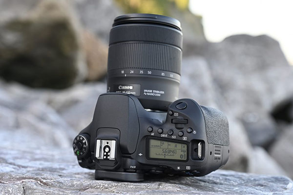 Hệ thống nút bấm trên quen thuộc của Canon