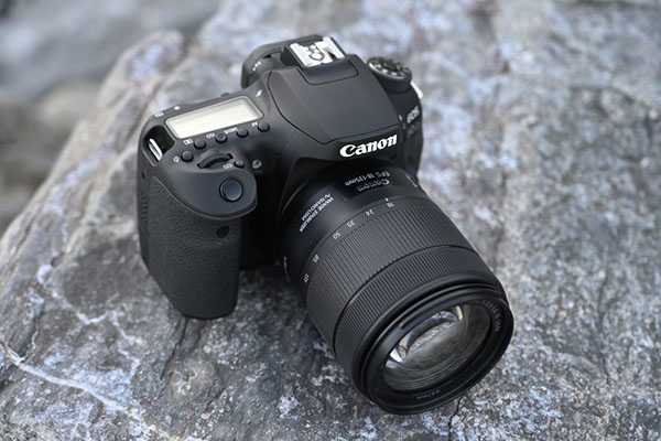 Dáng vẻ DSLR truyền thống của 90D