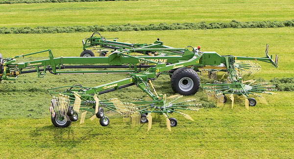Máy cào cỏ KRONE Swadro 2000 khổng lồ.