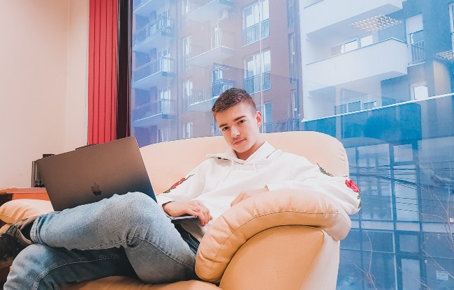 Mới 15 tuổi, Engjell Berisha đã có trong tay 1 triệu USD