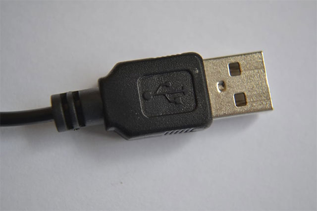 Logo được in ở mặt trên của đầu nối USB