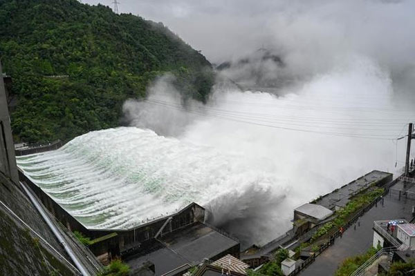 Đập thủy điện xả lũ