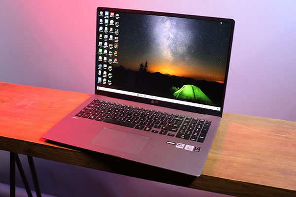 Màn hình 17 inch của máy