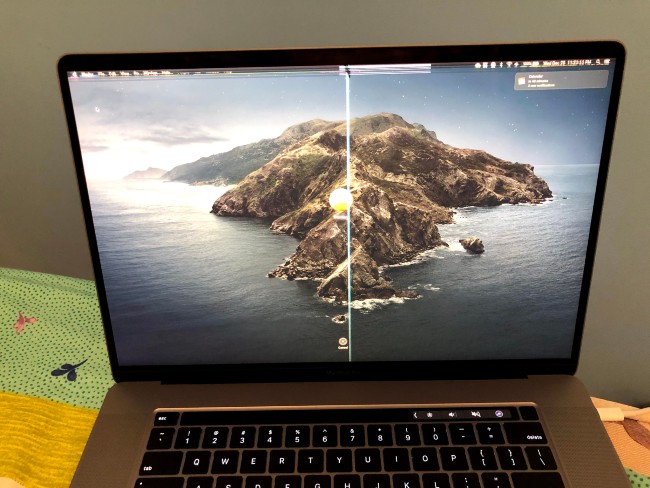 Một chiếc MacBook Pro xấu số bị rạn màn hình do dùng miếng che webcam
