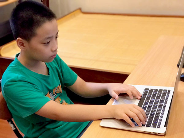 Trần Trọng Nghĩa hiện đang là học sinh lớp 6. Ảnh: Hải Hiền.