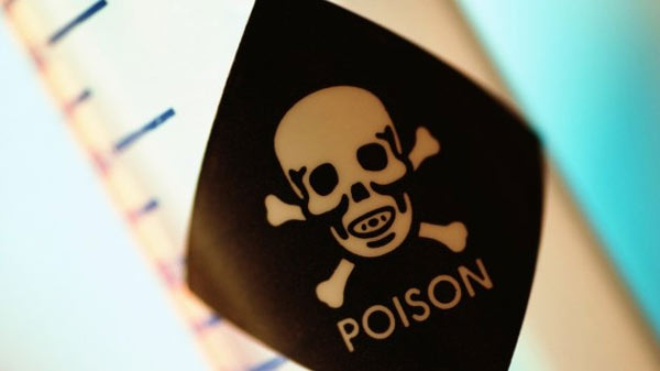 Khí hydro cyanua không màu và có vị đắng như quả hạnh nhân