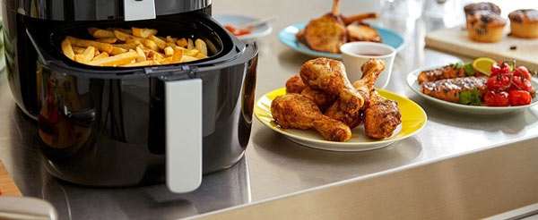 Bạn cần phải đọc kĩ thông tin của nồi và hướng dẫn sử dụng của nhà sản xuất để biết được lượng thức ăn phù hợp cho mỗi lần chiên