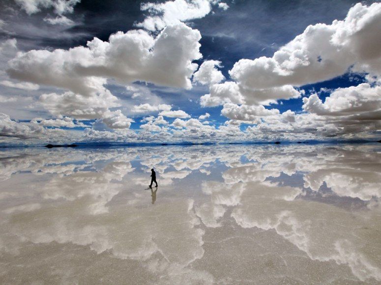 Đây là một trong những vựa muối tại Bolivia, nó được bao phủ bởi một lớp muối mỏng trên các khối muối