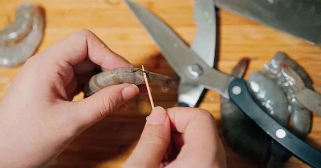 Sợi dây mỏng màu đen trong tôm