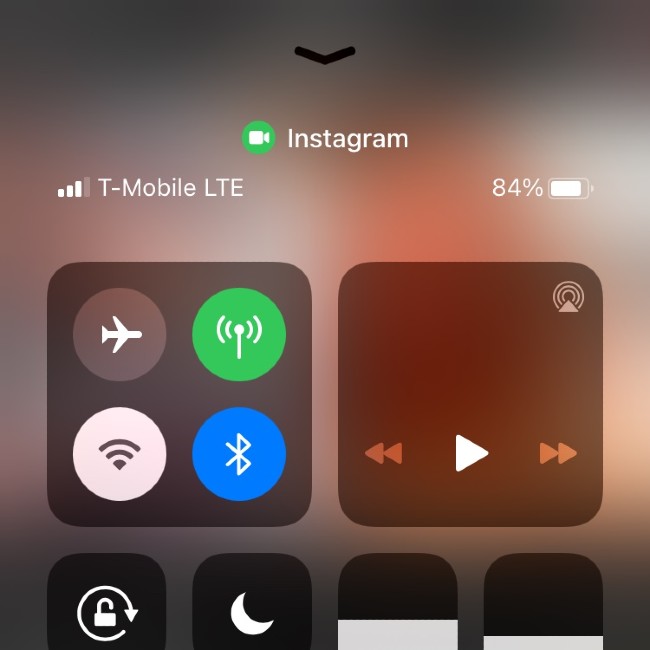 Trong bảng điều khiển, iOS 14 cũng thông báo Instagram vừa kích hoạt camera