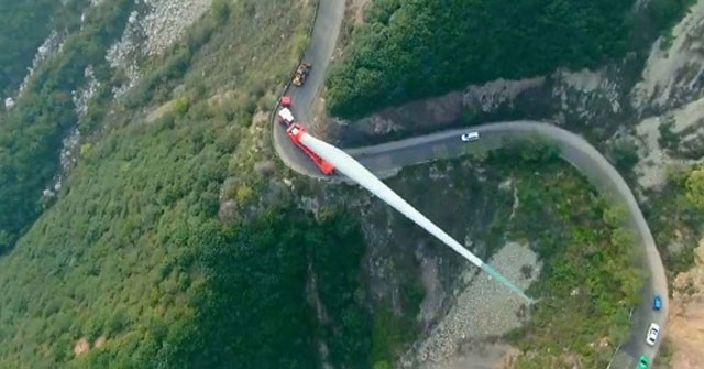 Vận chuyển những cánh quạt turbine gió vượt qua đường núi với 20 khúc cua dốc ở tỉnh Sơn Tây