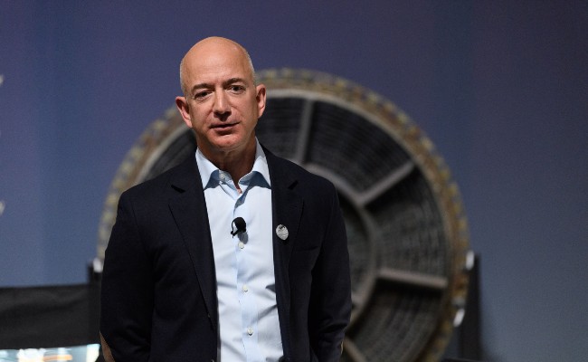 Jeff Bezos hiện đang là người đàn ông giàu nhất thế giới