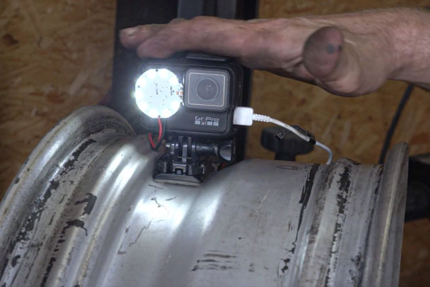 Gopro được gắn cùng với đèn LED, pin cấp nguồn và gắn vào bên trong của bánh xe. May mắn là bộ thiết bị này đặt vừa vào trong lốp xe.