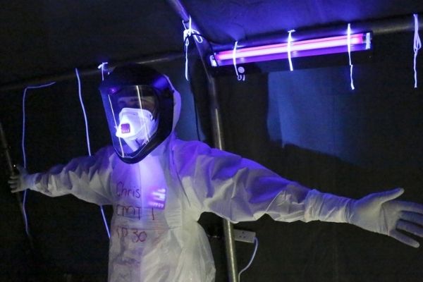 Bóng đèn UV thường được dùng trong bệnh viện để vô trùng không khí, đồ dùng y tế