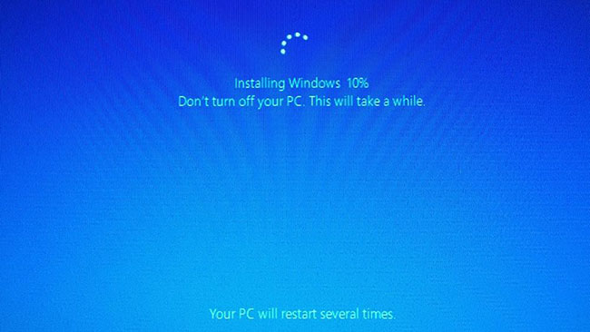 Windows sẽ cho bạn biết rằng nó đang khôi phục PC