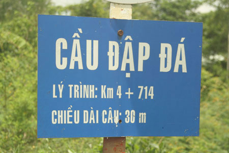 Cầu Đập Đá nằm ở địa phận xã Nhơn Hưng, huyện An Nhơn, tỉnh Bình Định.
