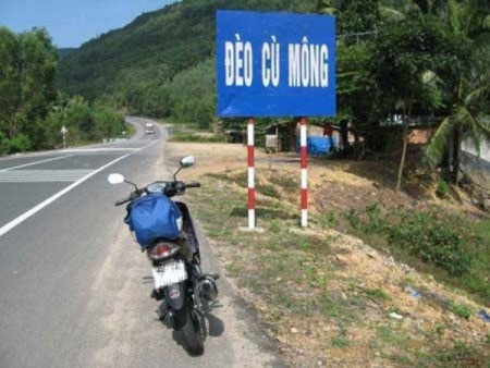 Đèo Cù Mông nằm trên Quốc lộ 1A, là một trong những đèo núi hiểm trở nhất Việt Nam; là ranh giới của 2 tỉnh Bình Định và Phú Yên. Đèo dài 7 km, độ cao của đỉnh đèo là 245 m, độ dốc 9%.
