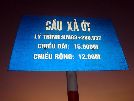 Cầu Xả Ớt nằm ở biên giới Việt Nam và Lào, gần cửa khẩu Lao Bảo, Quảng Trị.