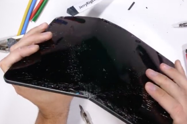 iPad Pro 2020 bị bẻ gãy làm đôi một cách dễ dàng