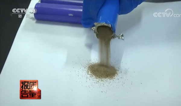 Một cell pin trong viên pin dự phòng thậm chí còn chứa đầy cát.