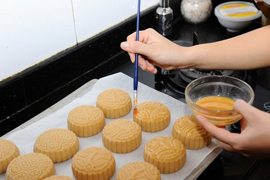 Quét một lớp hỗn hợp lên vỏ bánh