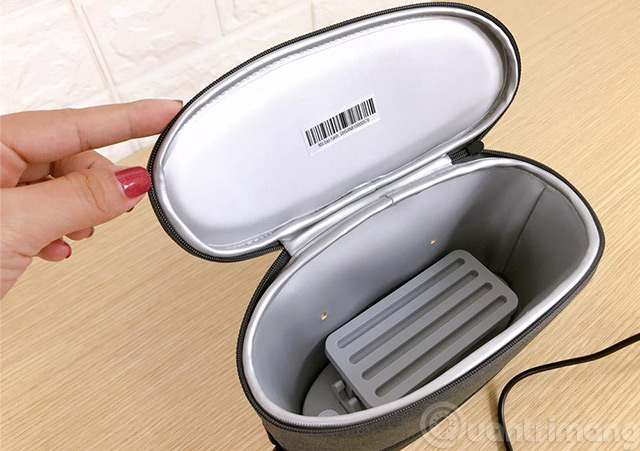 Bên trong túi khử khuẩn HoMedics SAN-100